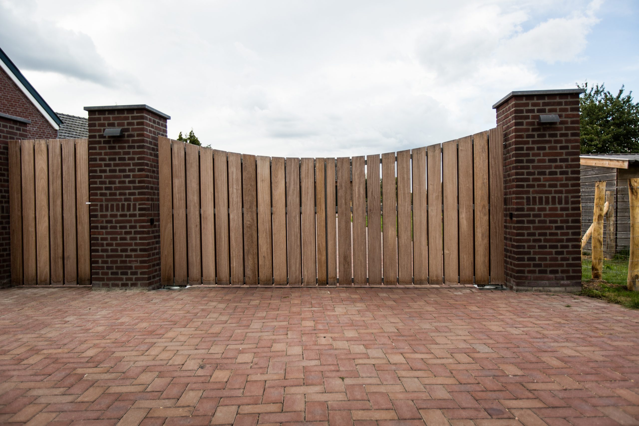 Garage met houten gevelbekleding