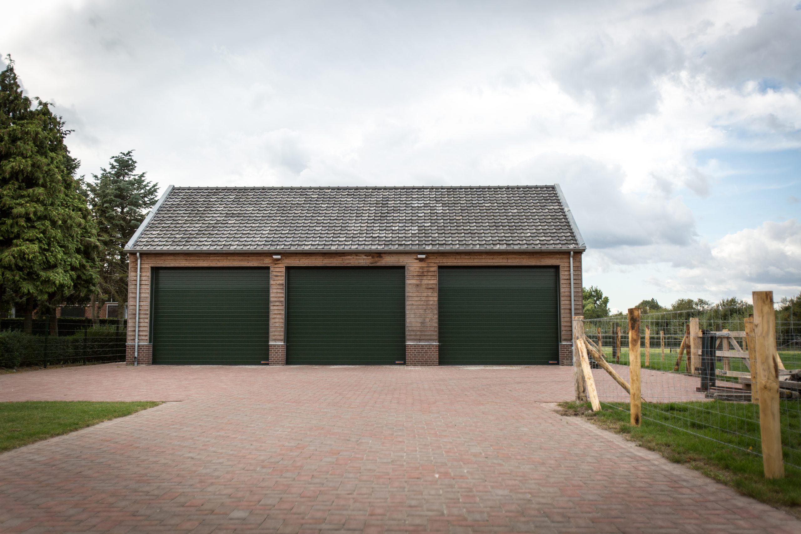 Garage met houten gevelbekleding