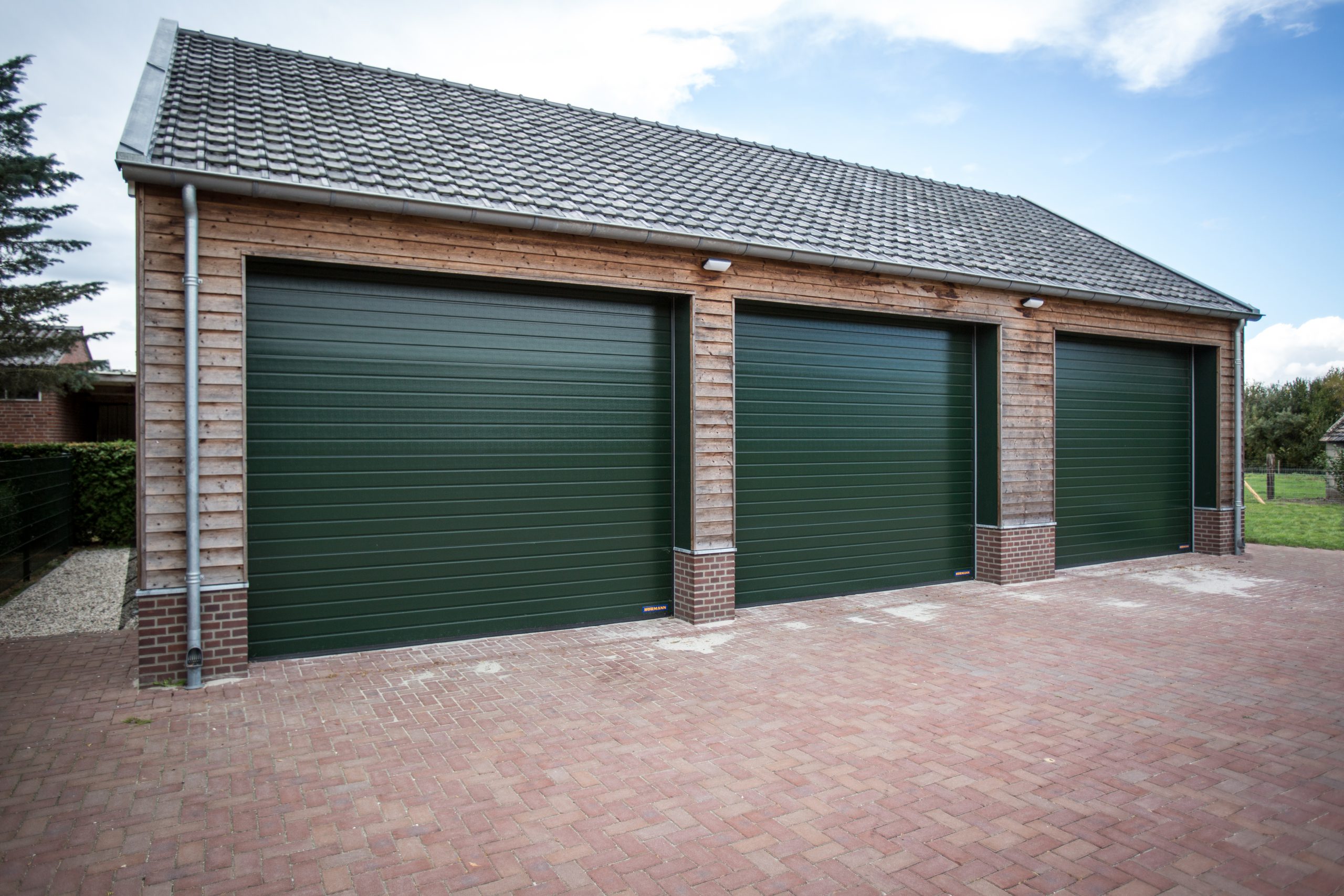 Garage met houten gevelbekleding