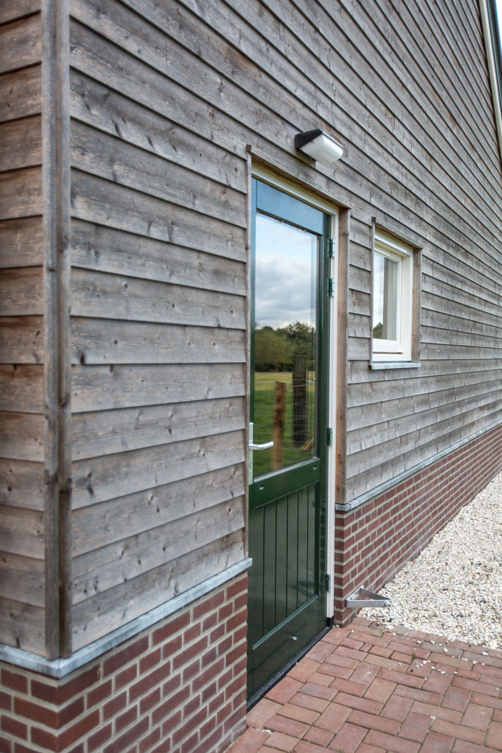 Garage met houten gevelbekleding