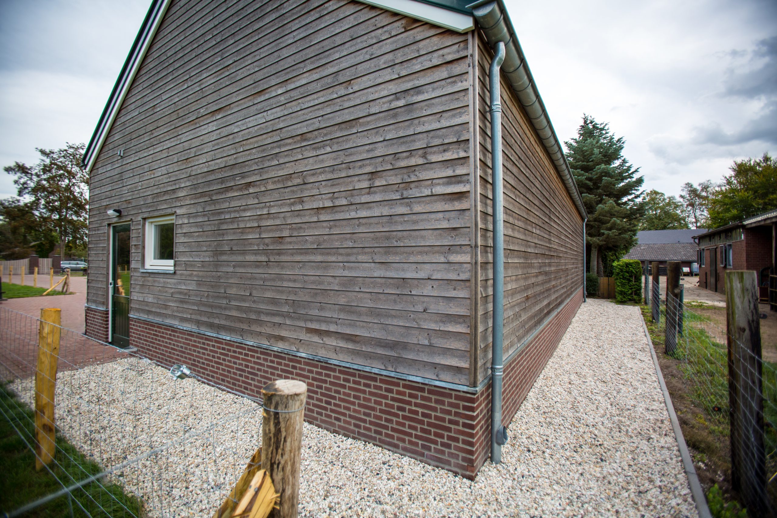 Garage met houten gevelbekleding