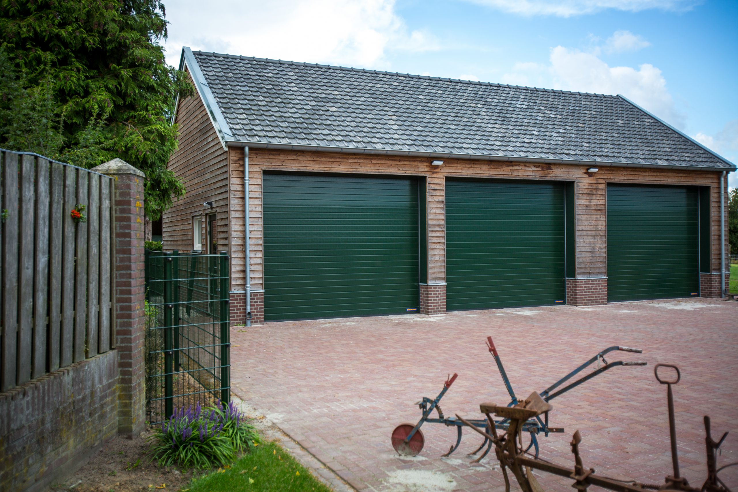 Garage met houten gevelbekleding