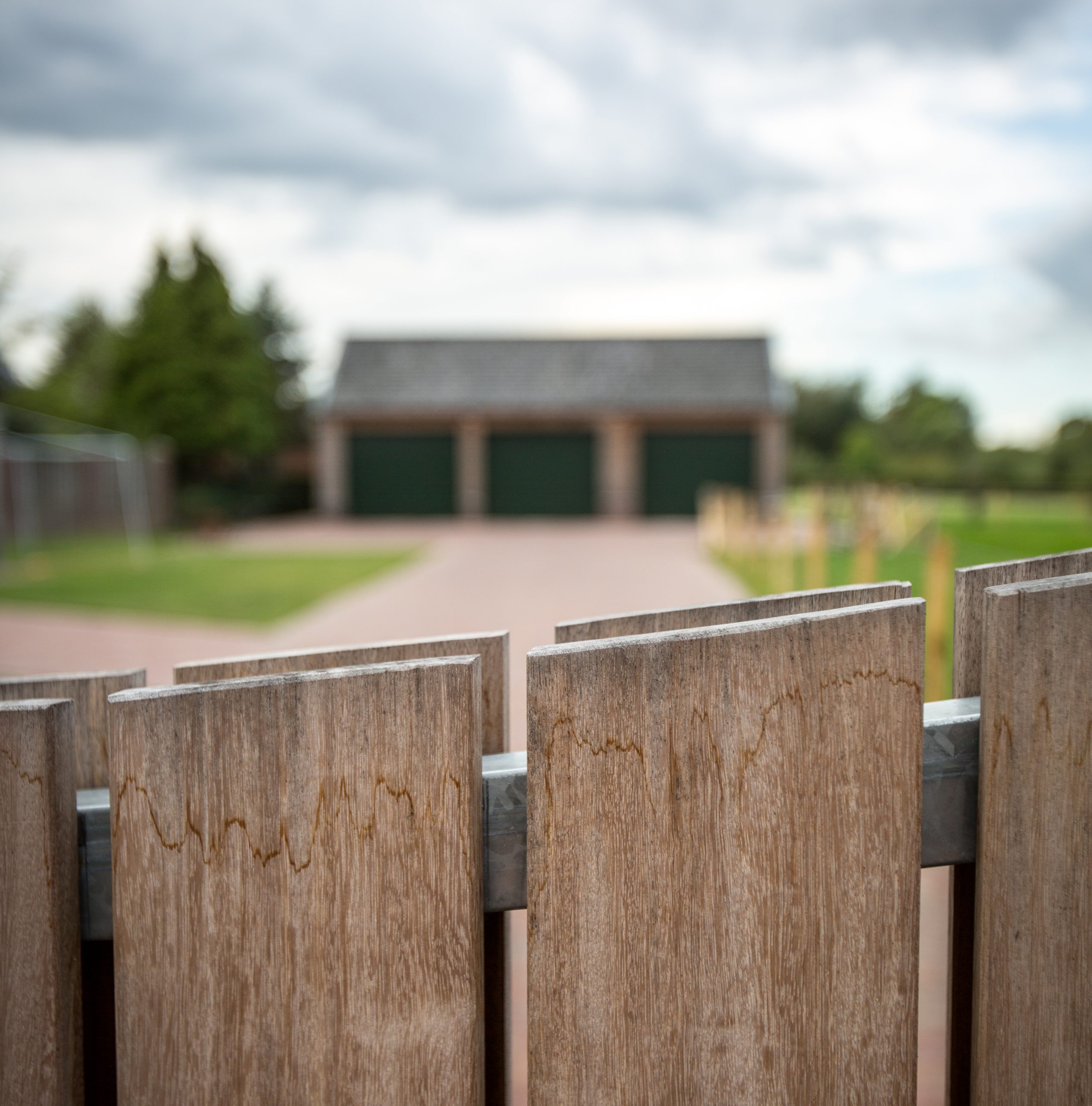 Garage met houten gevelbekleding