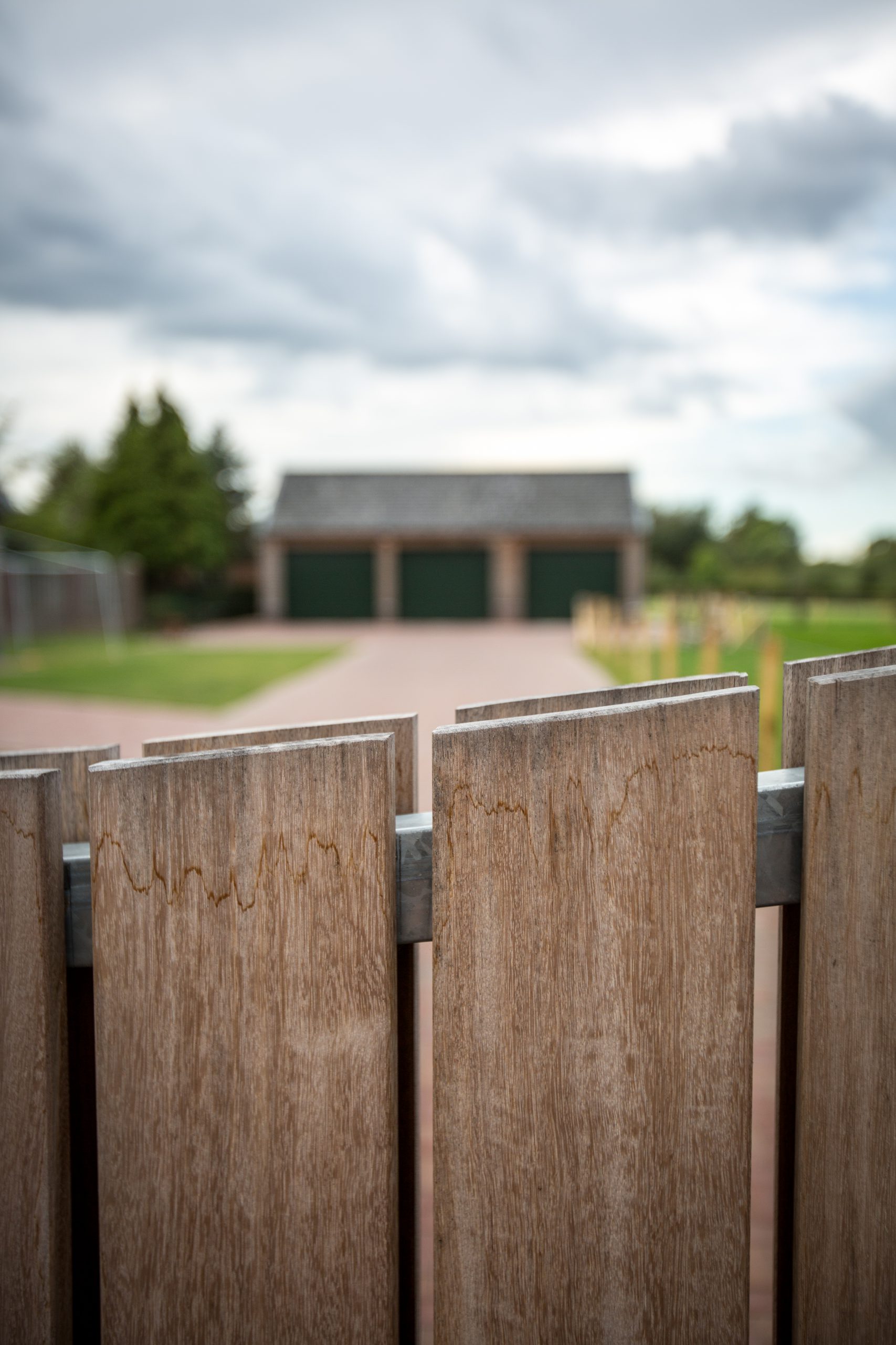 Garage met houten gevelbekleding