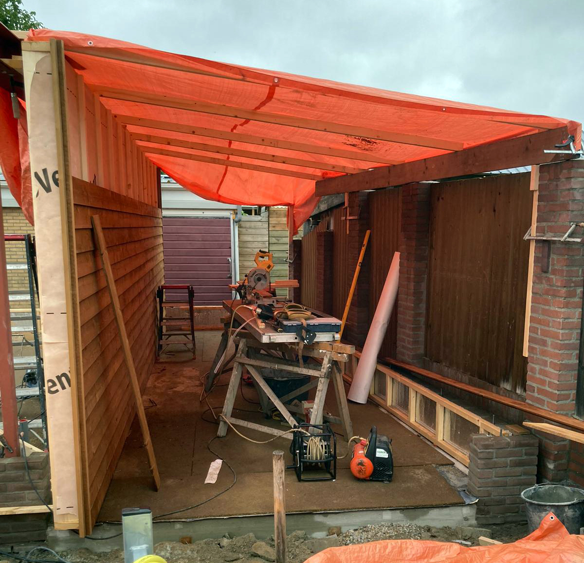 Nieuwe garage met veranda