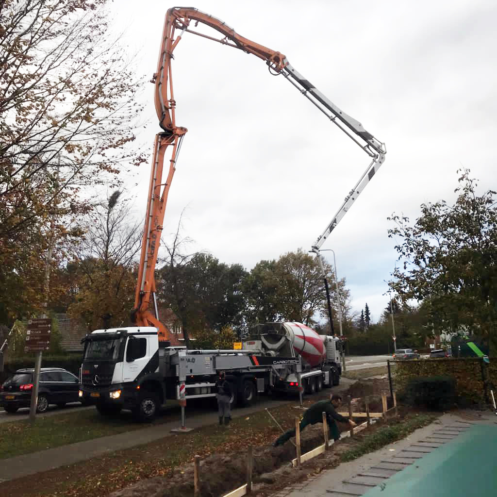 Beton storten in de gegraven sleuven