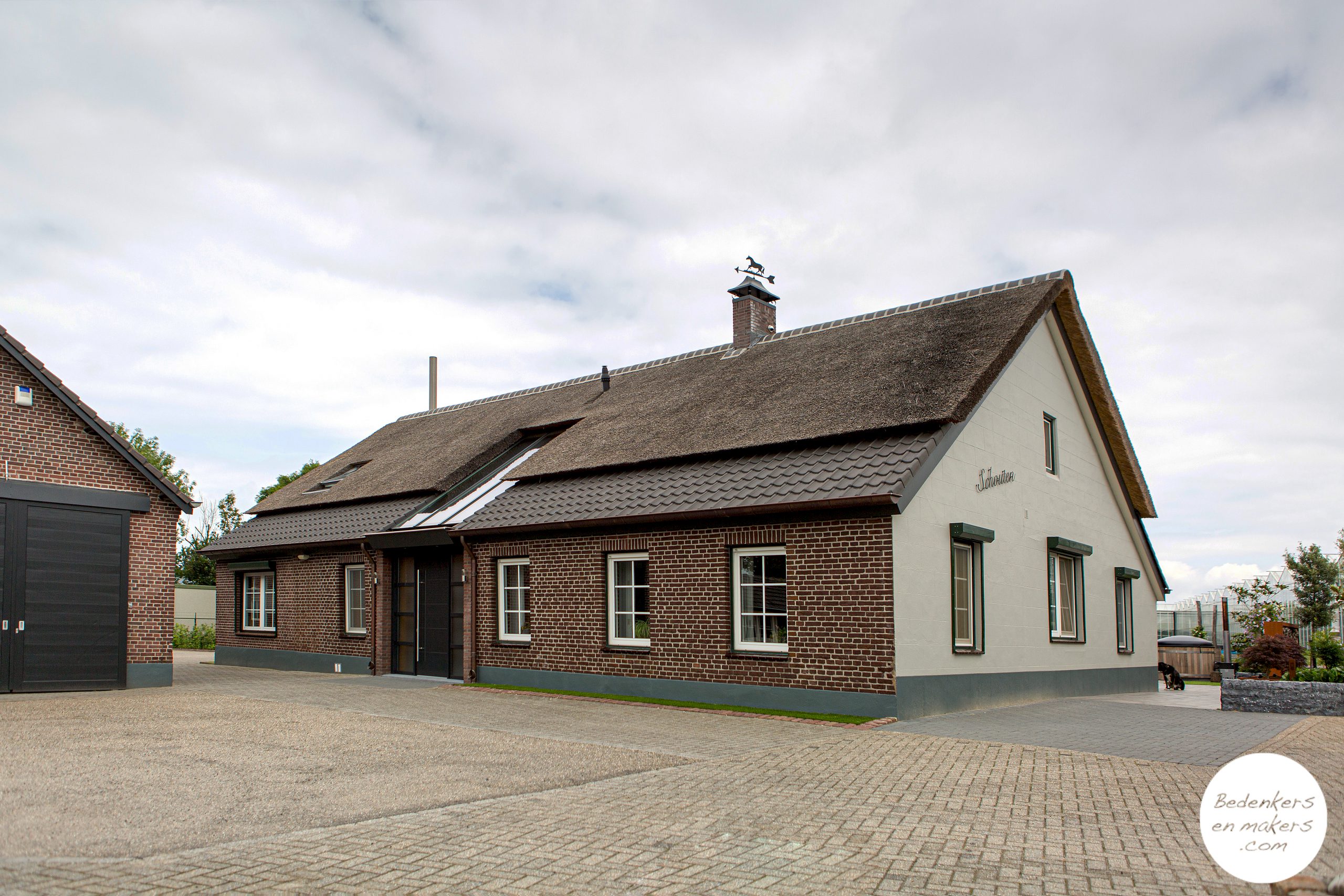 glazen entree in landelijke stijlvolle woonboerderij verbouwd met rieten authentiek dak S20C179001