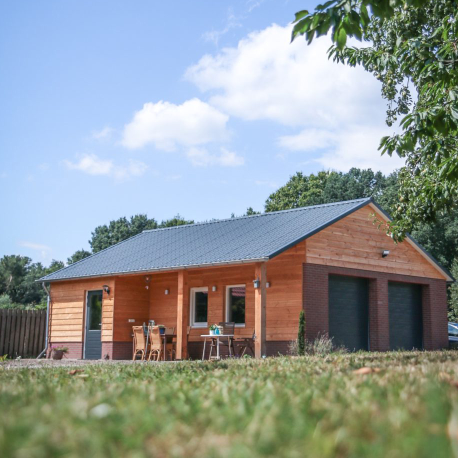 Bijgebouw met vergrijsd Douglas hout