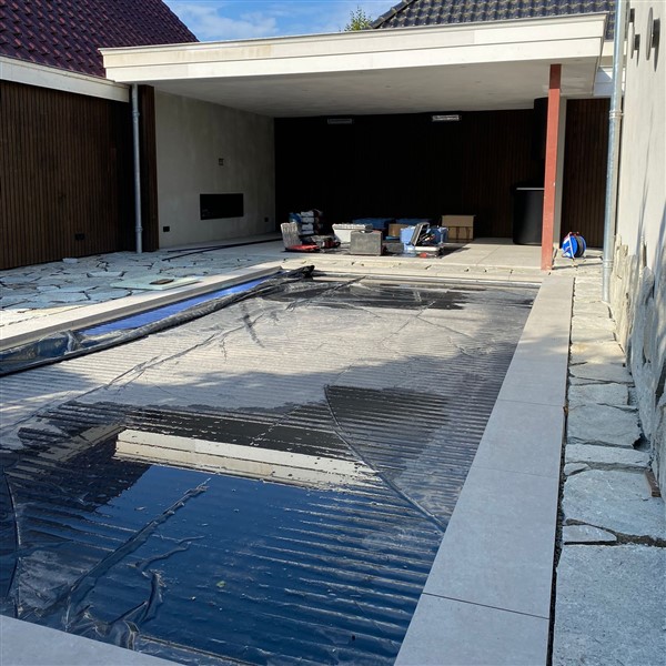 Bestrating en afwerking rondom zwembad
