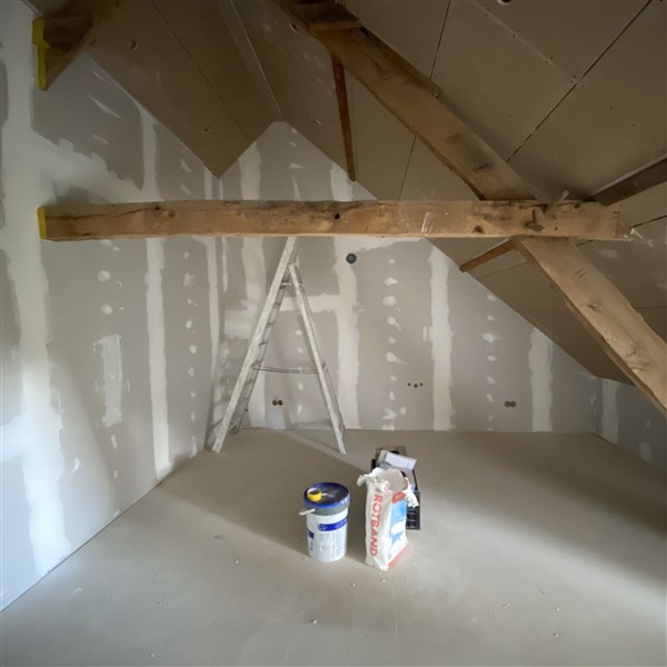 De stukadoor is al gestart