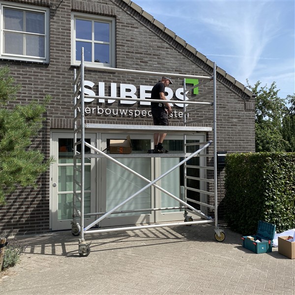 Nieuwe belettering op ons bedrijfsgebouw